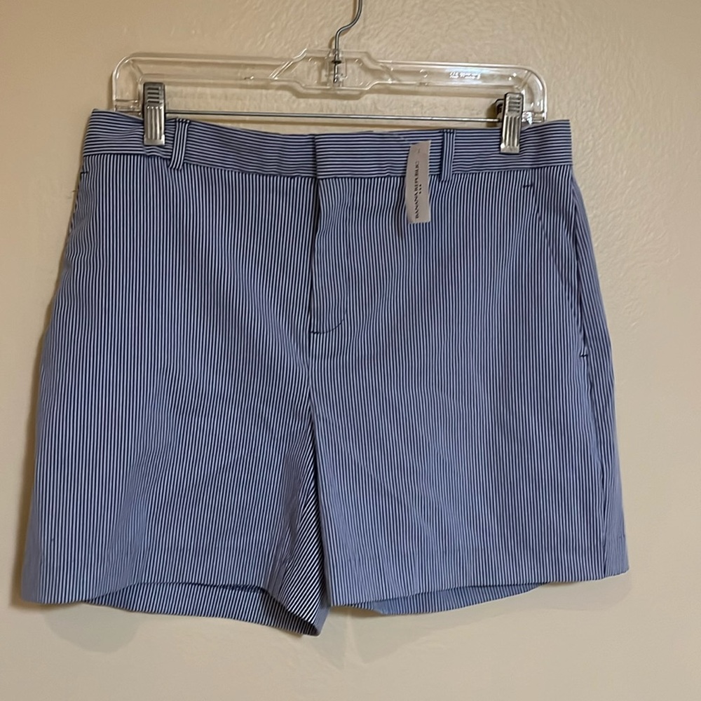NWT Banana Republic women’s tailored blue striped short